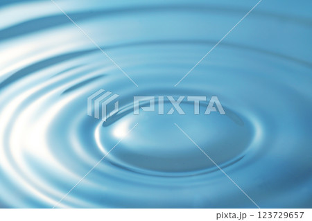 水面に広がる波紋(背景イメージ) 123729657