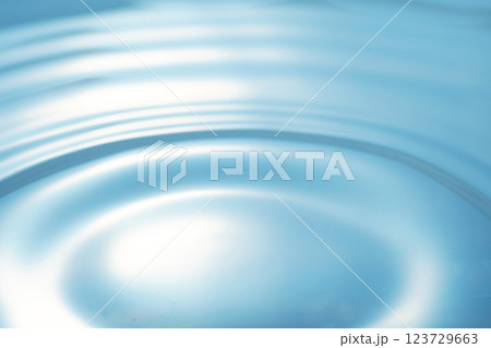 水面に広がる波紋(背景イメージ) 123729663