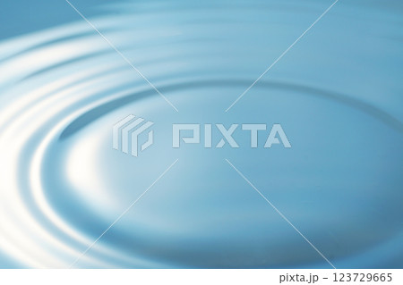 水面に広がる波紋(背景イメージ) 水面に広がる波紋(背景イメージ) 123729665
