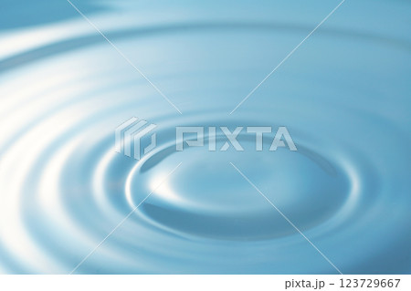 水面に広がる波紋(背景イメージ) 123729667