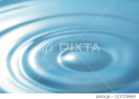 水面に広がる波紋(背景イメージ) 123729668