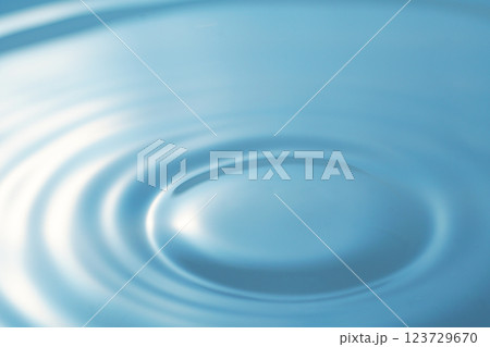 水面に広がる波紋(背景イメージ) 123729670