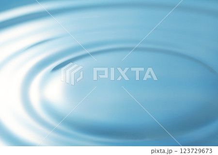 水面に広がる波紋(背景イメージ) 水面に広がる波紋(背景イメージ) 123729673