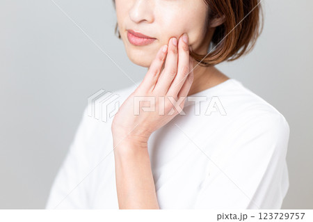 スキンケアに悩むミドル女性 123729757
