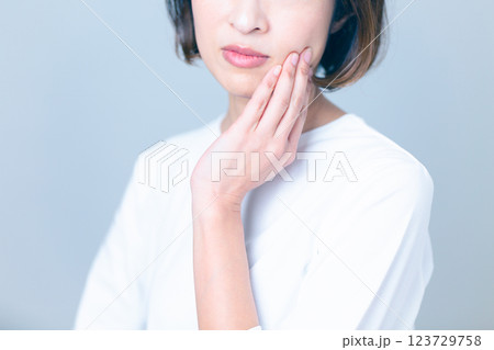 スキンケアに悩むミドル女性 123729758
