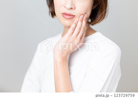 スキンケアに悩むミドル女性 123729759