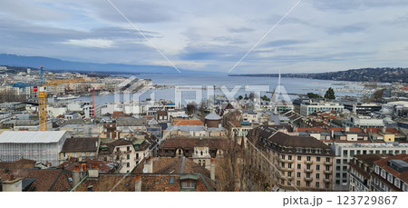 Landscape of the Geneva old city and fountain 123729867