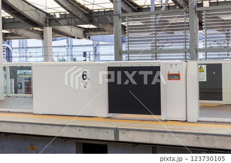 新幹線のホームドア【西九州新幹線　長崎駅】 123730105