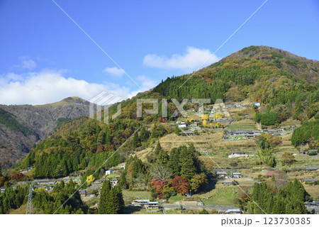 秋色に染まる落合集落 123730385