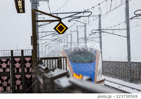 大雪が降り積もる中、発車して行く新幹線【北陸新幹線 新高岡駅】 大雪が降り積もる中、発車して行く新幹線【北陸新幹線 新高岡駅】 123730569