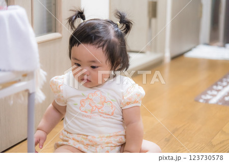 【キッチンで座るるツインテールの赤ちゃん】 123730578