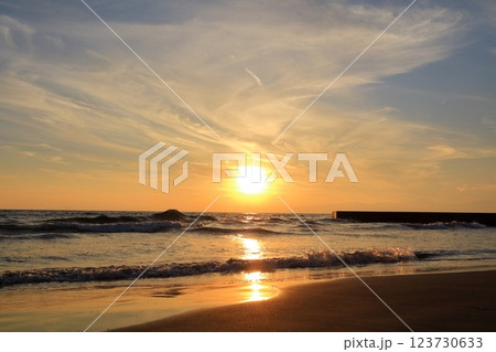 神奈川県・藤沢市・鵠沼海岸の夕日 123730633