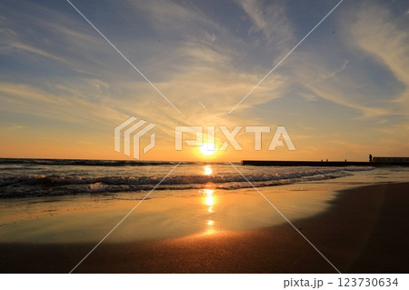 神奈川県・藤沢市・鵠沼海岸の夕日 神奈川県・藤沢市・鵠沼海岸の夕日 123730634