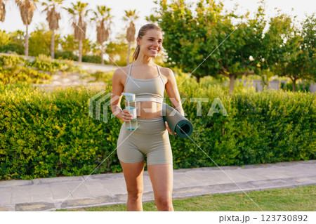 Fitness Enthusiast Relishing an Energizing Outdoor Workout Experience in Nature Today 123730892