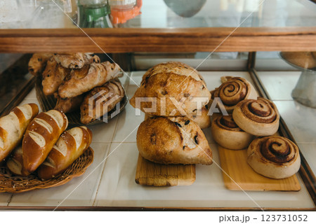 店頭に並んだパン、ベーカリーショップ、パン屋	 123731052