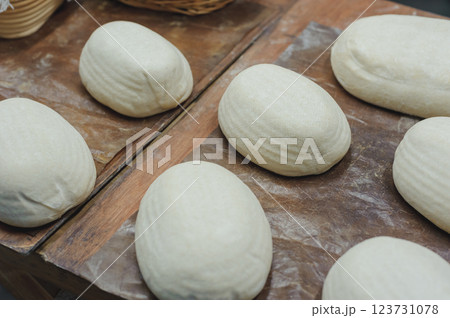 パン作り、製パン、パン生地、成形 123731078