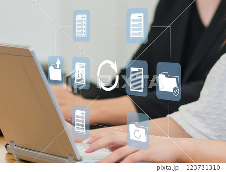 オフィスでのビジネスシーン、IT企業、ビジネスシーン、オフィスワーク、デジタルネットワークイメージ オフィスでのビジネスシーン、IT企業、ビジネスシーン、オフィスワーク、デジタルネットワークイメージ 123731310