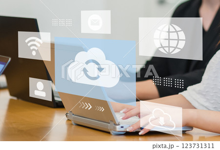 オフィスでのビジネスシーン、IT企業、ビジネスシーン、オフィスワーク、デジタルネットワークイメージ オフィスでのビジネスシーン、IT企業、ビジネスシーン、オフィスワーク、デジタルネットワークイメージ 123731311