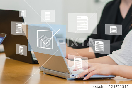 オフィスでのビジネスシーン、IT企業、ビジネスシーン、オフィスワーク、デジタルネットワークイメージ オフィスでのビジネスシーン、IT企業、ビジネスシーン、オフィスワーク、デジタルネットワークイメージ 123731312
