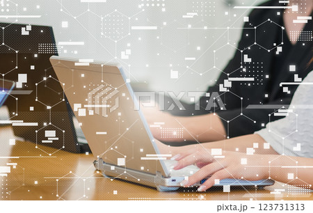 オフィスでのビジネスシーン、IT企業、ビジネスシーン、オフィスワーク、デジタルネットワークイメージ オフィスでのビジネスシーン、IT企業、ビジネスシーン、オフィスワーク、デジタルネットワークイメージ 123731313