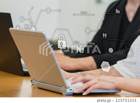 オフィスでのビジネスシーン、IT企業、ビジネスシーン、オフィスワーク、デジタルネットワークイメージ オフィスでのビジネスシーン、IT企業、ビジネスシーン、オフィスワーク、デジタルネットワークイメージ 123731315