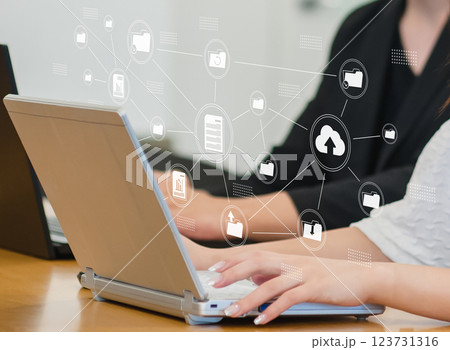 オフィスでのビジネスシーン、IT企業、ビジネスシーン、オフィスワーク、デジタルネットワークイメージ オフィスでのビジネスシーン、IT企業、ビジネスシーン、オフィスワーク、デジタルネットワークイメージ 123731316