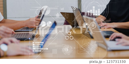 オフィスでのビジネスシーン、IT企業、ビジネスシーン、オフィスワーク、デジタルネットワークイメージ	 123731330