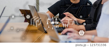 オフィスでのビジネスシーン、IT企業、ビジネスシーン、オフィスワーク、デジタルネットワークイメージ オフィスでのビジネスシーン、IT企業、ビジネスシーン、オフィスワーク、デジタルネットワークイメージ 123731336