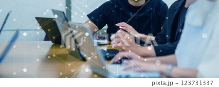 オフィスでのビジネスシーン、IT企業、ビジネスシーン、オフィスワーク、デジタルネットワークイメージ	 123731337