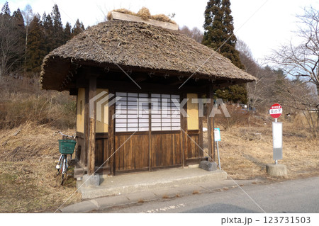 岩手県民話の里の遠野のバス邸の民家風待合場、茅葺き民家風 123731503