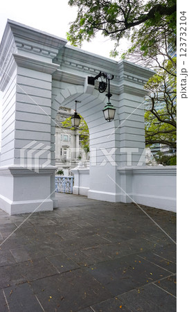 View of the Elgin Bridge over the Singapore River located near Clarke Quay in the Downtown Core 123732104