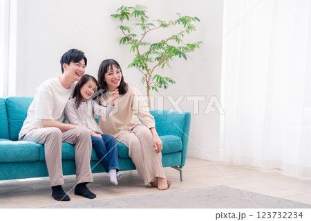 リビングでみんなでテレビを見るファミリー リビングでみんなでテレビを見るファミリー 123732234
