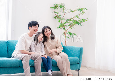リビングでみんなでテレビを見るファミリー 123732235