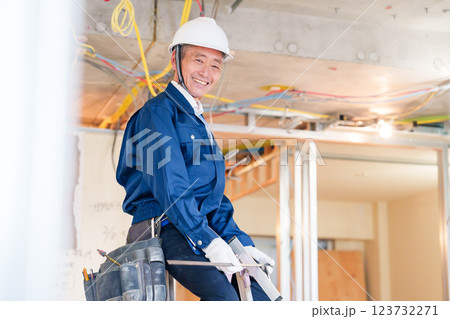 住宅の工事をする大工の男性 住宅の工事をする大工の男性 123732271