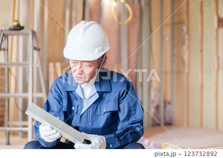 建設現場で軽量鉄骨の確認をする男性の職人 建設現場で軽量鉄骨の確認をする男性の職人 123732892