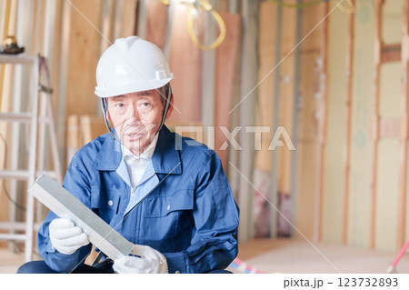 建設現場で軽量鉄骨の確認をする男性の職人 建設現場で軽量鉄骨の確認をする男性の職人 123732893