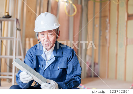 建設現場で軽量鉄骨の確認をする男性の職人 建設現場で軽量鉄骨の確認をする男性の職人 123732894
