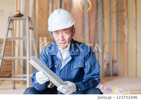 建設現場で軽量鉄骨の確認をする男性の職人 建設現場で軽量鉄骨の確認をする男性の職人 123732896