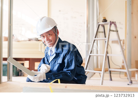 建設現場で軽量鉄骨の確認をする男性の職人 建設現場で軽量鉄骨の確認をする男性の職人 123732913