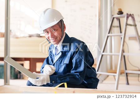 建設現場で軽量鉄骨の確認をする男性の職人 建設現場で軽量鉄骨の確認をする男性の職人 123732914