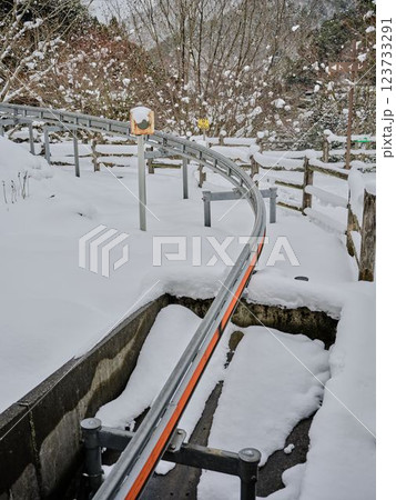 運航停止したモノレール　レール 123733291