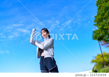ウォーキングしながら青空に向かってガッツポーズするかっこいい女性 ワークアウト 散歩 有酸素運動 ウォーキングしながら青空に向かってガッツポーズするかっこいい女性 ワークアウト 散歩 有酸素運動 123733439