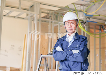 マンションのリフォーム現場で働く男性の大工 123733485
