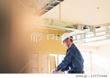 マンションのリフォーム現場で働く男性の大工 マンションのリフォーム現場で働く男性の大工 123733498