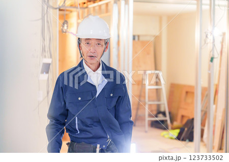 マンションのリフォーム現場で働く男性の大工 マンションのリフォーム現場で働く男性の大工 123733502