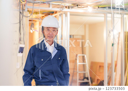 マンションのリフォーム現場で働く男性の大工 マンションのリフォーム現場で働く男性の大工 123733503