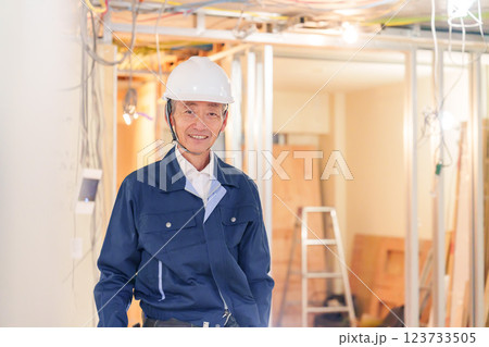 マンションのリフォーム現場で働く男性の大工 マンションのリフォーム現場で働く男性の大工 123733505