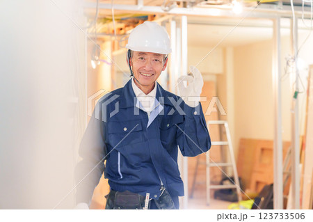 マンションのリフォーム現場で働く男性の大工 マンションのリフォーム現場で働く男性の大工 123733506