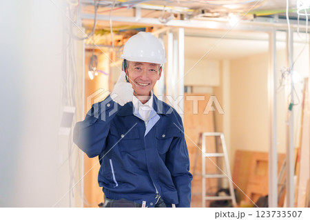 マンションのリフォーム現場で働く男性の大工 マンションのリフォーム現場で働く男性の大工 123733507