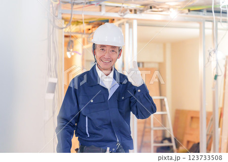 マンションのリフォーム現場で働く男性の大工 マンションのリフォーム現場で働く男性の大工 123733508
